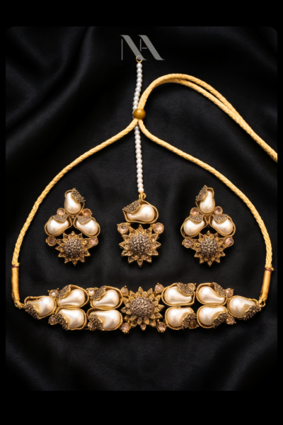 LUSTROUS PETAL CHOKER SET