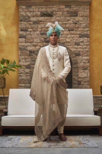 Man wearing Get White Sherwani for Groom. Buy Mens Wedding Sherwani in Pakistan. Best Sherwani designs for Wedding. Dulha dresses by Nauman Arfeen.