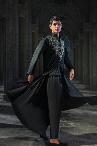 Midnight Velvet Sovereign Kurta, Naushemian ÉTOILE Collection, Nauman Arfeen Designer Wear, Luxury Velvet Couture Pakistan, Front Open Long Tail Kurta, Fashion Week Couture 2026, Designer Groom’s Kurta Pakistan, Heritage Craftsmanship Menswear, Regal Couture Tailoring, Luxury Occasion Dressing