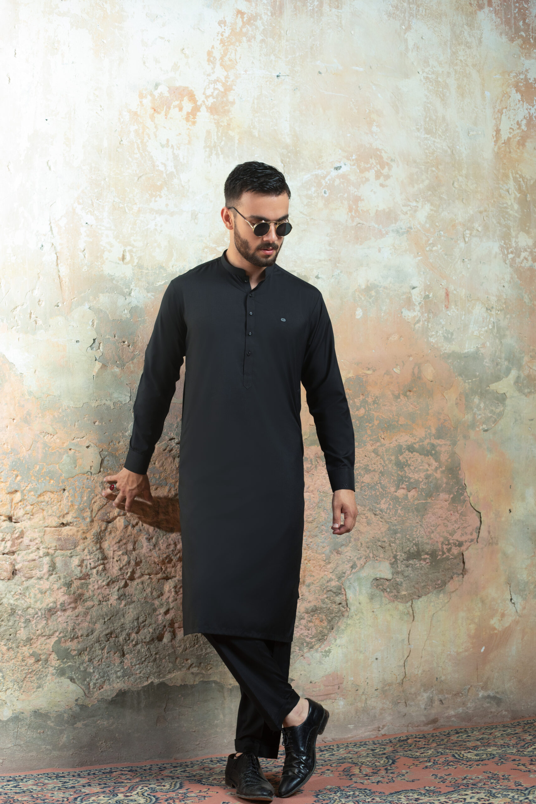 _F1A2831 Black Kurta Pajama set by Naushemian by Nauman Arfeen. Full-length view of model wearing Formal Black Kurta with Band Collar, suitable for Mens Wedding Wear and Eid Outfit.