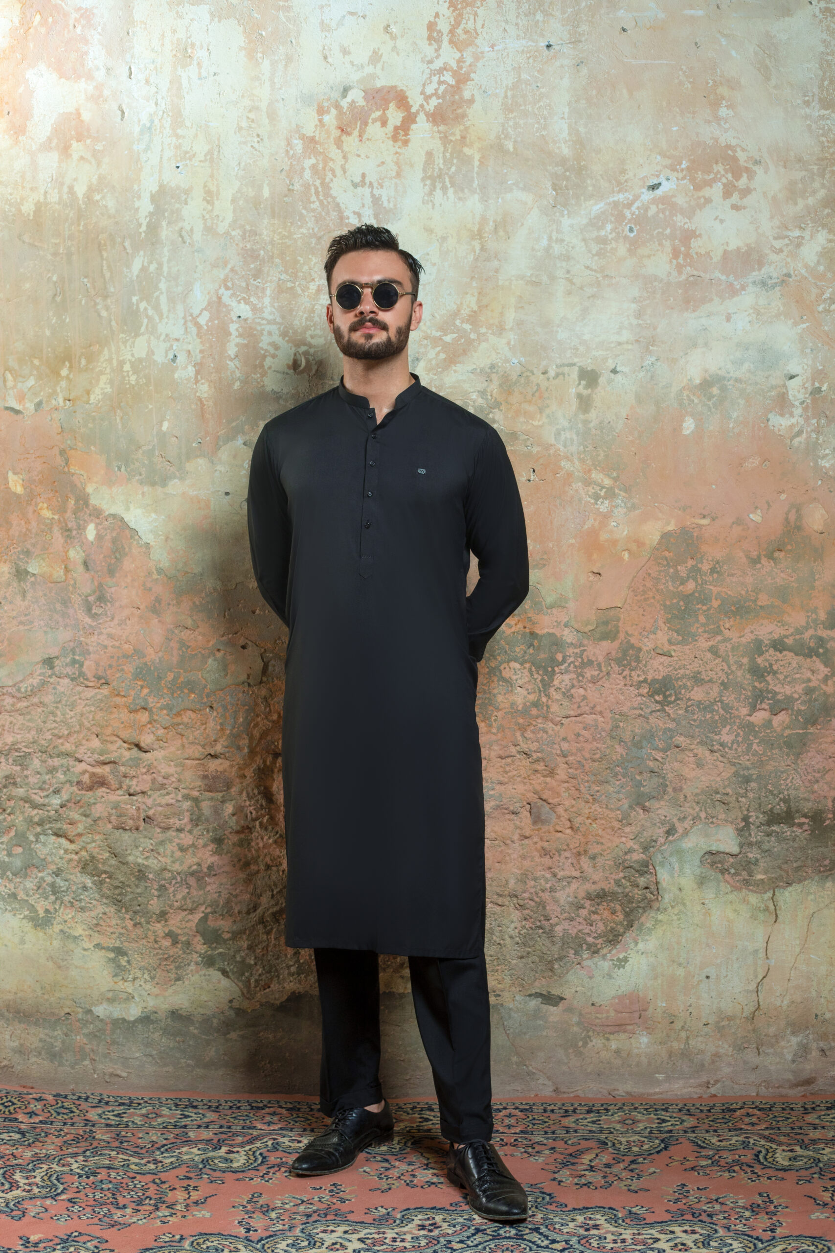 _F1A2842 Black Kurta Pajama set by Naushemian by Nauman Arfeen. Full-length view of model wearing Formal Black Kurta with Band Collar, suitable for Mens Wedding Wear and Eid Outfit.