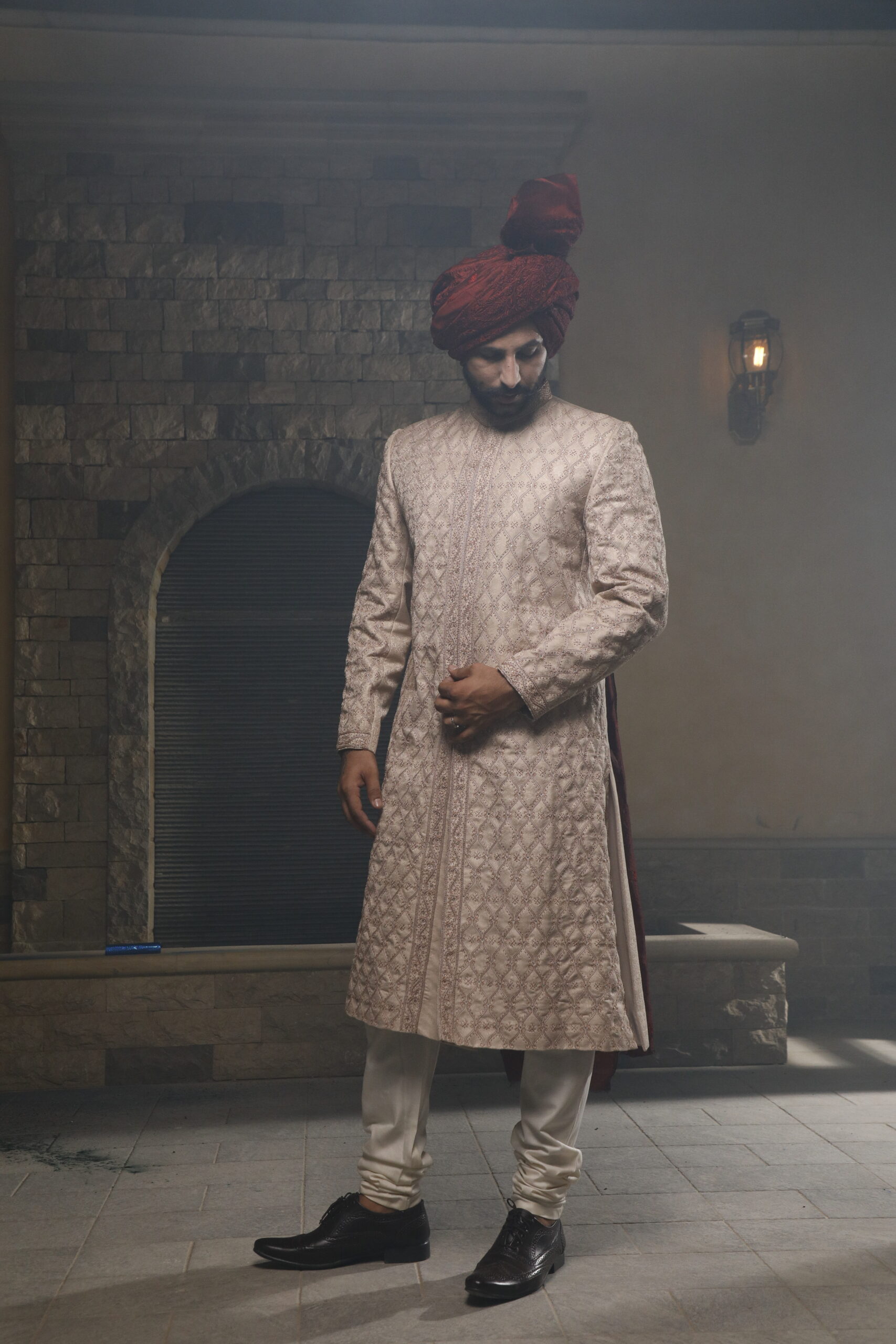 _J9A9957 Smoky dawn meets crimson passion. White Smoke Sherwani of Naushemian by Nauman Arfeen & Maroon Turban weave modern allure with a touch of drama. Let love ignite in timeless contrast. โจ Size *Mention your desired size