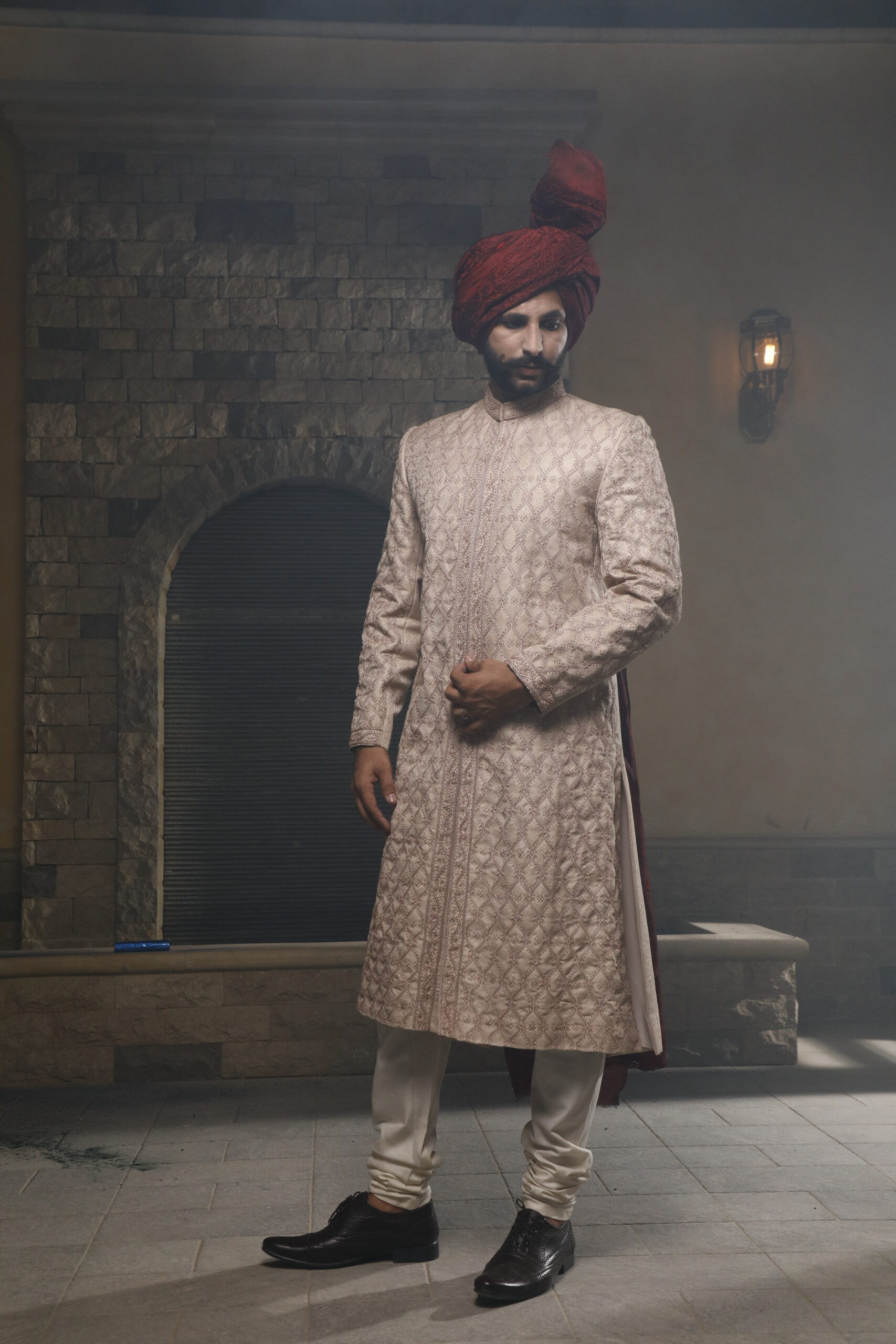 _J9A9958 Smoky dawn meets crimson passion. White Smoke Sherwani of Naushemian by Nauman Arfeen & Maroon Turban weave modern allure with a touch of drama. Let love ignite in timeless contrast. โจ Size *Mention your desired size