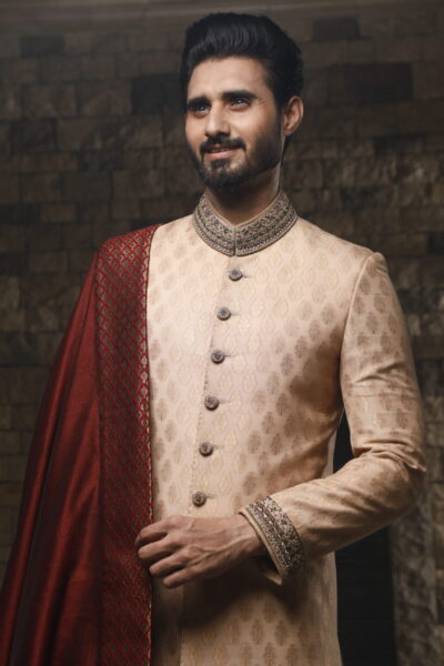 Smoky dawn meets crimson passion. White Smoke Sherwani of Naushemian by Nauman Arfeen & Maroon Turban weave modern allure with a touch of drama. Let love ignite in timeless contrast. ✨